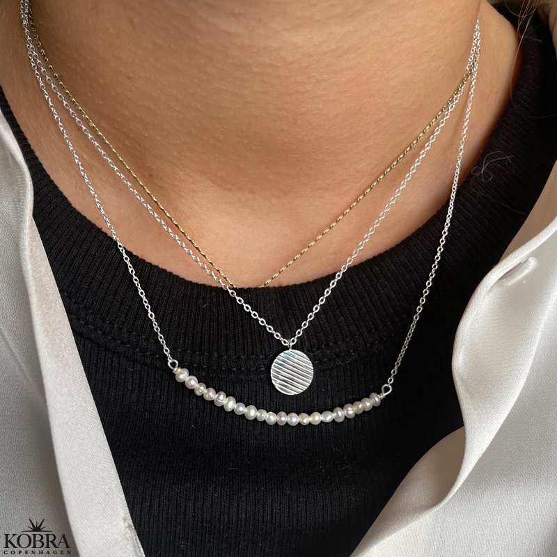 "String" slv perle halskde med gte hvide ferskvandsperler