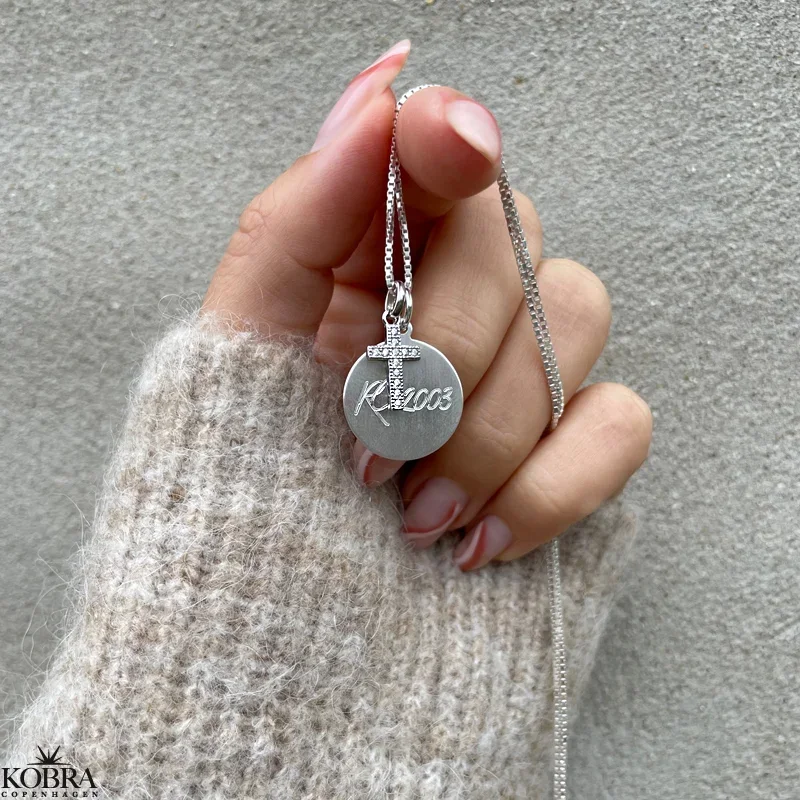 Slv amulet med lille kors vedhng - inklusiv gravering!