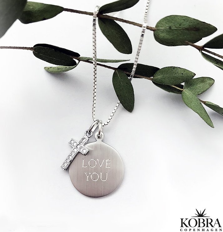 Slv halskde med lille kors vedhng - inklusiv gravering!