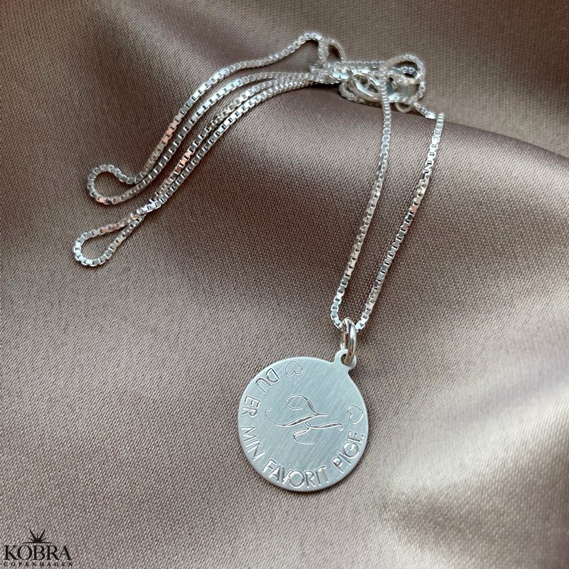 "Story" slvhalskde / amulet med din personlige gravering