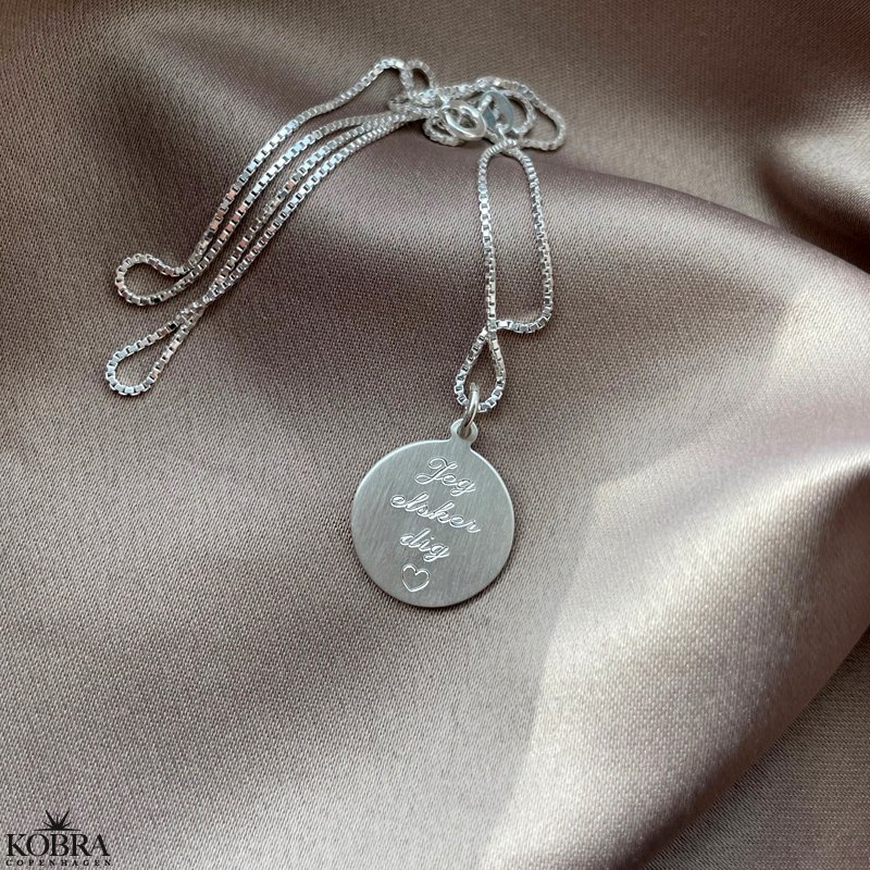 "Story" slvhalskde / amulet med din personlige gravering