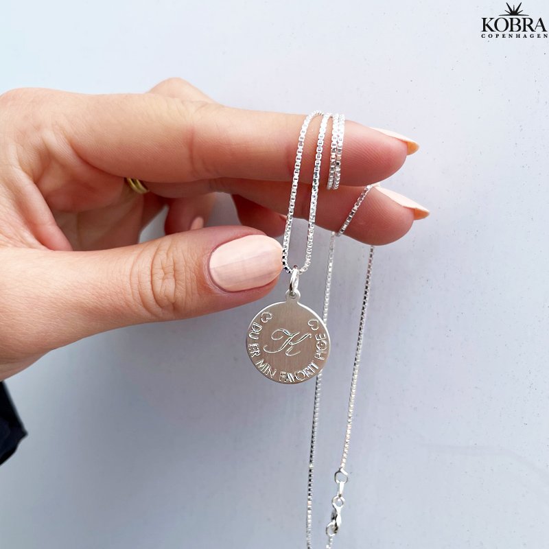 "Story" slvhalskde / amulet med din personlige gravering