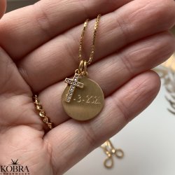 Guld amulet / halskde med lille kors - inkl. gravering!