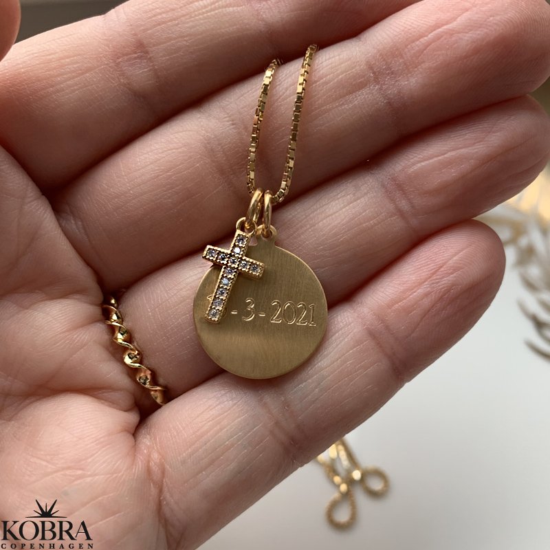 Guld amulet / halskde med lille kors - inkl. gravering!