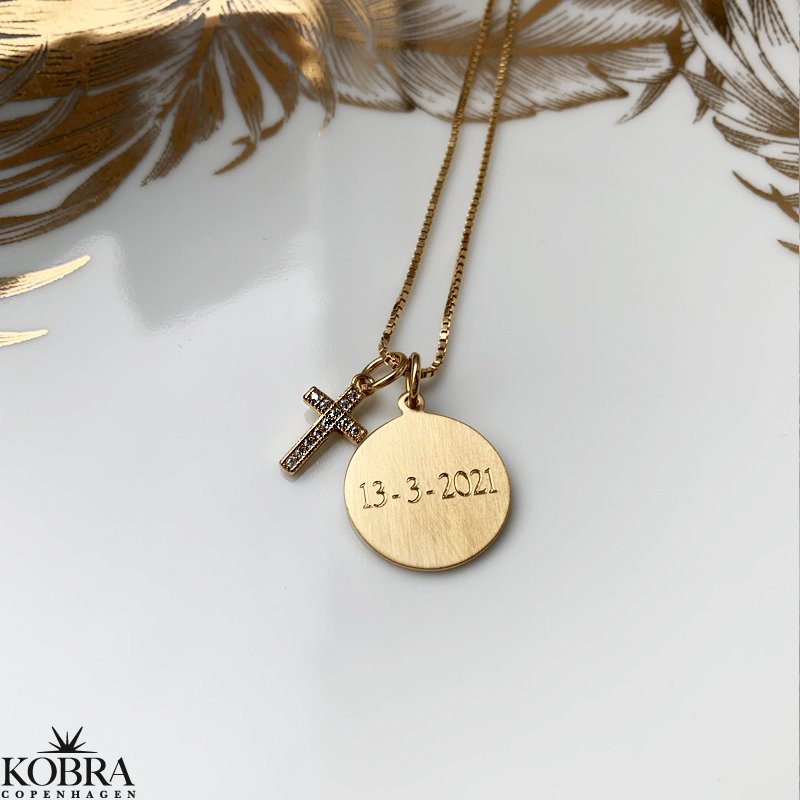 Guld amulet / halskde med lille kors - inkl. gravering!