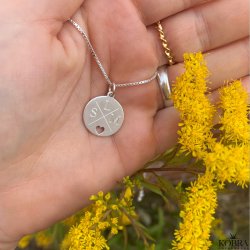 "Daphne" slv halskde / amulet med krydsgravering
