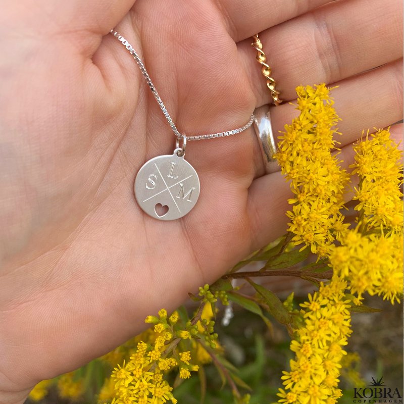 "Daphne" slv halskde / amulet med krydsgravering