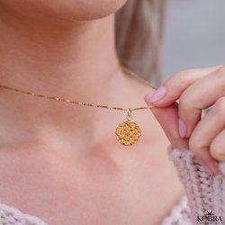 "Rylie" guld halskde med hammerslet amulet og din gravering