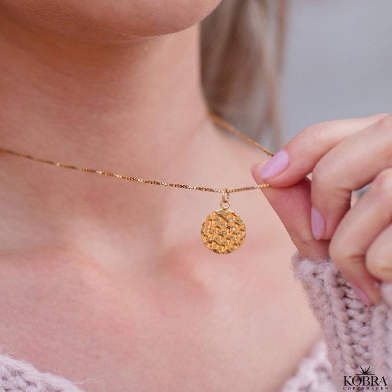 "Rylie" guld halskde med hammerslet amulet og din gravering