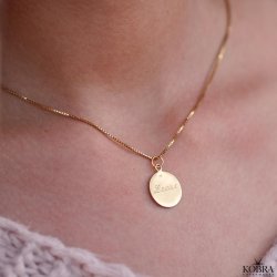 "Rylie" guld halskde med hammerslet amulet og din gravering