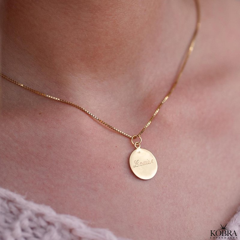 "Rylie" guld halskde med hammerslet amulet og din gravering