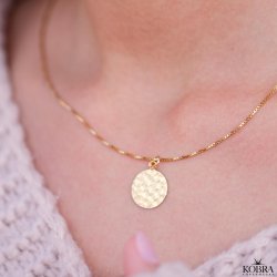 "Rylie" guld halskde med hammerslet amulet og din gravering