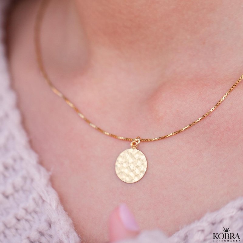 "Rylie" guld halskde med hammerslet amulet og din gravering