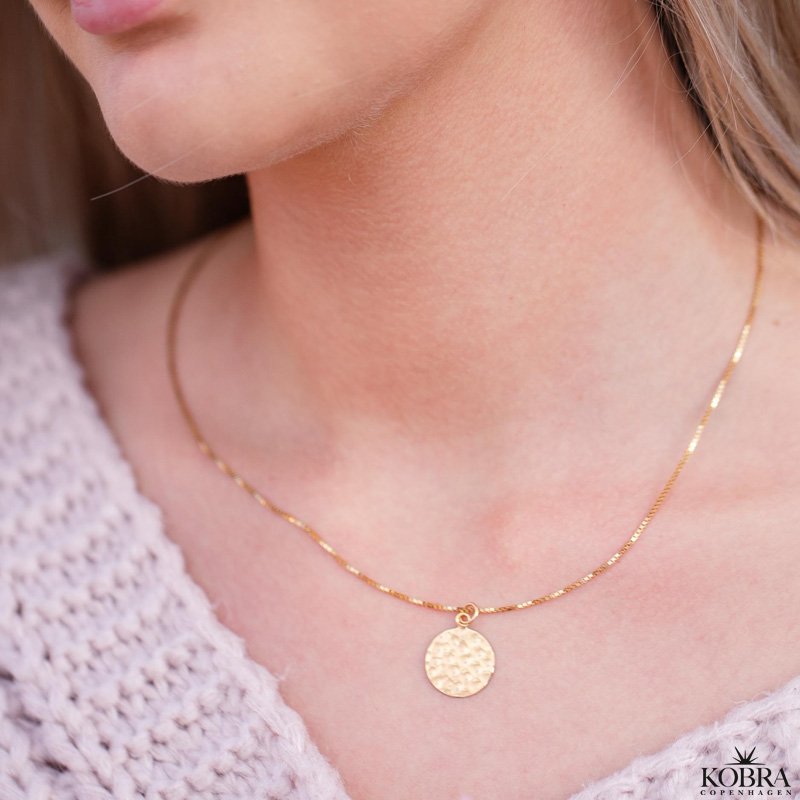 "Rylie" guld halskde med hammerslet amulet og din gravering