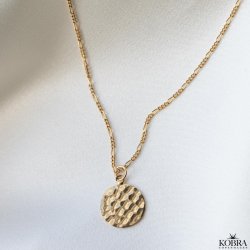 "Rylie" guld halskde med hammerslet amulet og din gravering