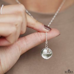 "Rylie" slv halskde med hammerslet amulet og din gravering