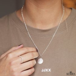 "Rylie" slv halskde med hammerslet amulet og din gravering