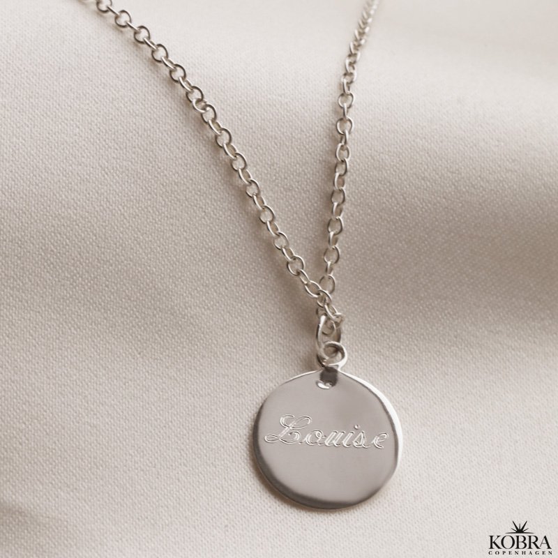 "Rylie" slv halskde med hammerslet amulet og din gravering