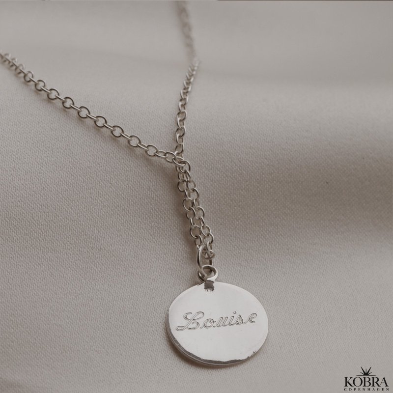 "Rylie" slv halskde med hammerslet amulet og din gravering