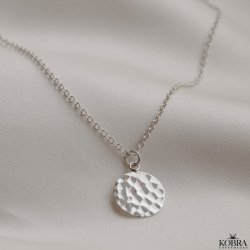 "Rylie" slv halskde med hammerslet amulet og din gravering