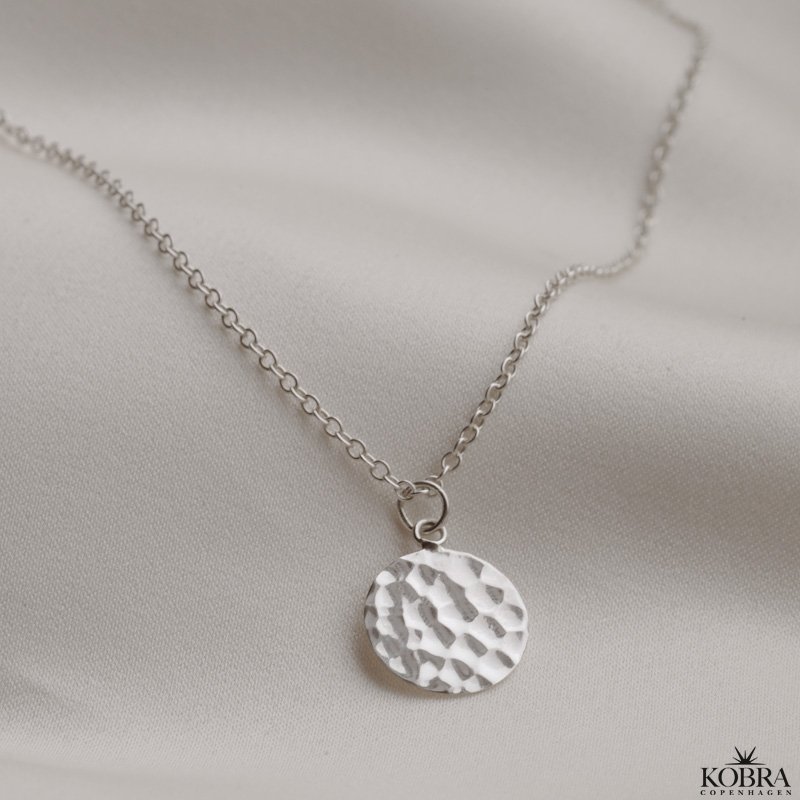 "Rylie" slv halskde med hammerslet amulet og din gravering