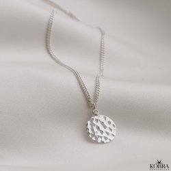 "Rylie" slv halskde med hammerslet amulet og din gravering