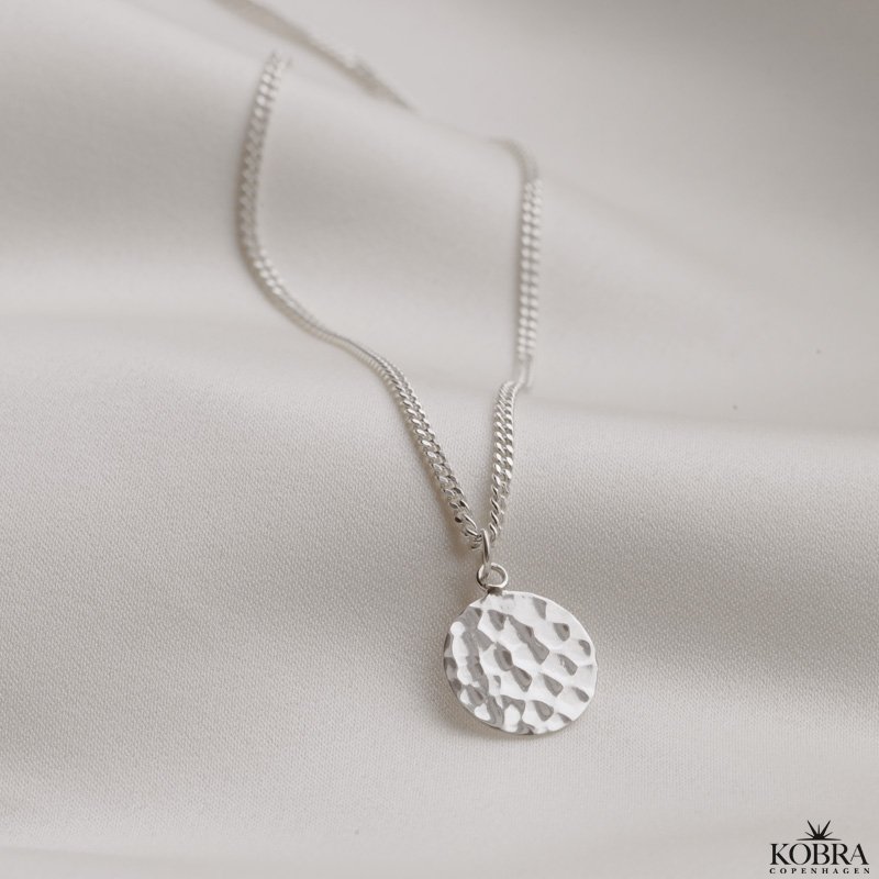 "Rylie" slv halskde med hammerslet amulet og din gravering