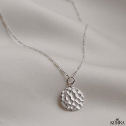 "Rylie" slv halskde med hammerslet amulet og din gravering