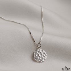 "Rylie" slv halskde med hammerslet amulet og din gravering