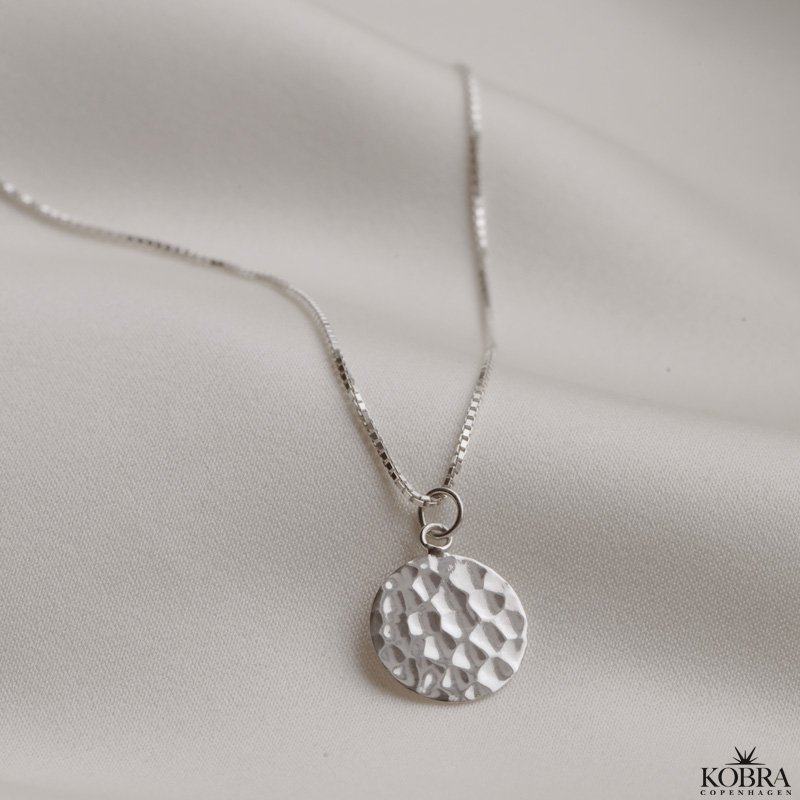 "Rylie" slv halskde med hammerslet amulet og din gravering