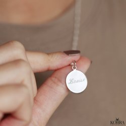 "Rylie" slv halskde med hammerslet amulet og din gravering