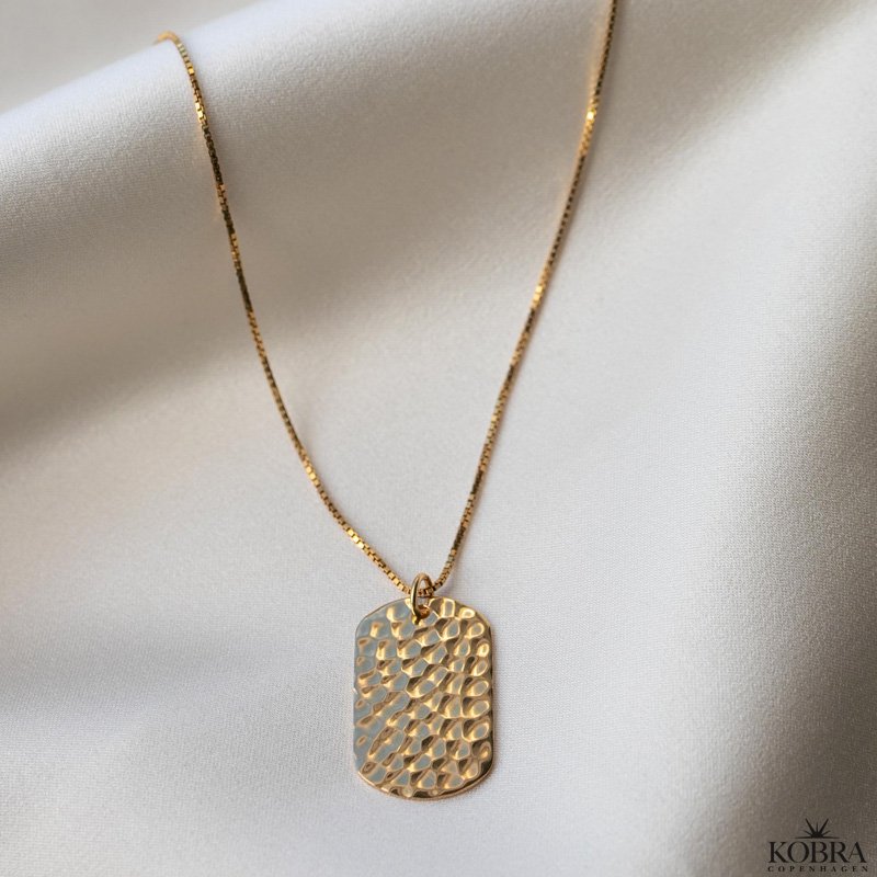 "Rylie" guld halskde med hammerslet dogtag og din gravering