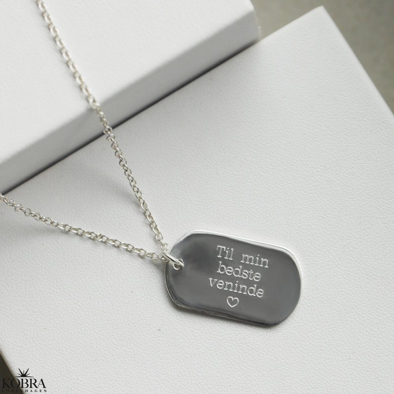 "Rylie" slv halskde til herre med hammerslet dogtag og din gravering