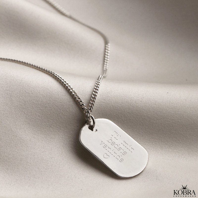 "Rylie" slv halskde med hammerslet dogtag og din gravering