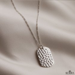 "Rylie" slv halskde med hammerslet dogtag og din gravering