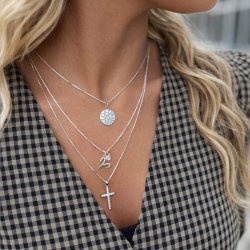 "Alina" halsband i sterlingsilver med kors och zirkoniastenar