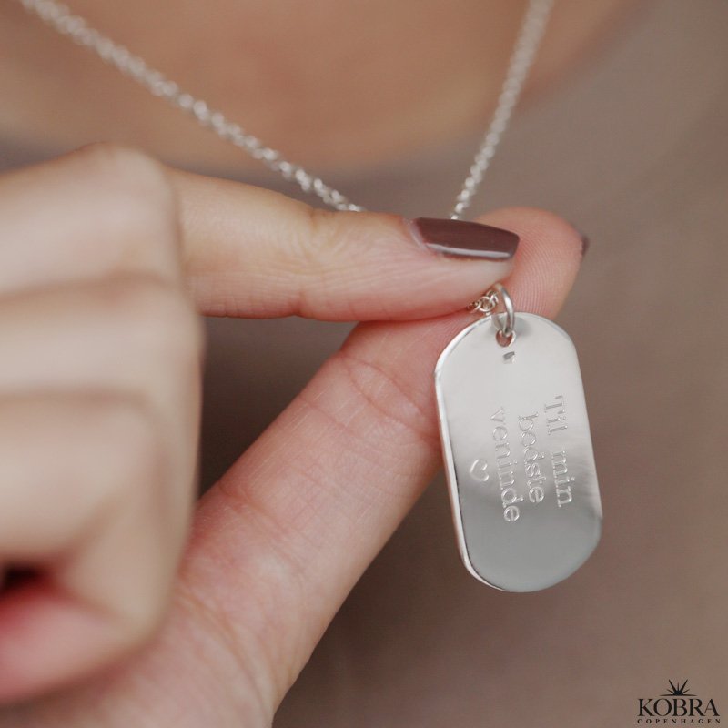 "Rylie" slv halskde med hammerslet dogtag og din gravering