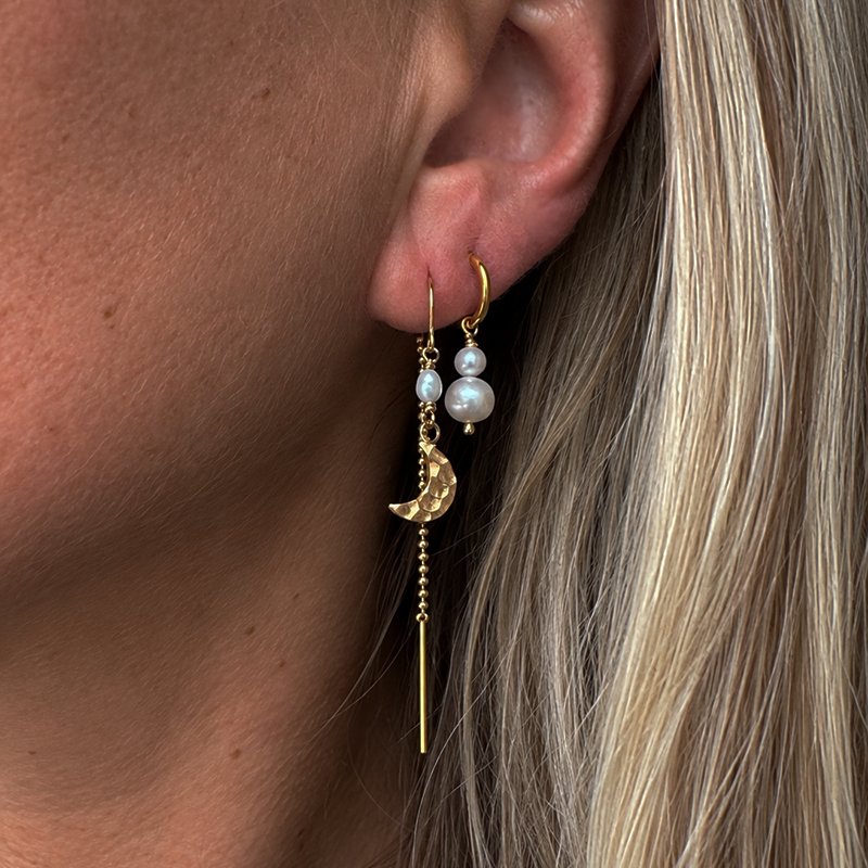 "Moon" guld �reringe med perle og hammersl�et m�ne
