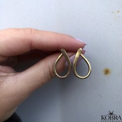 "Adalind" drbeformet 18k guld reringe i sandblst design