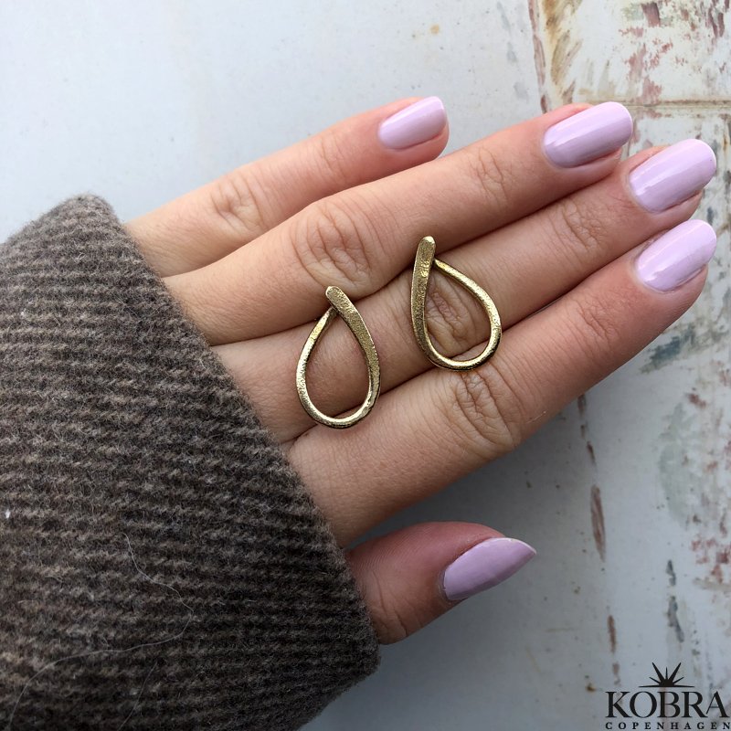 "Adalind" drbeformet 18k guld reringe i sandblst design