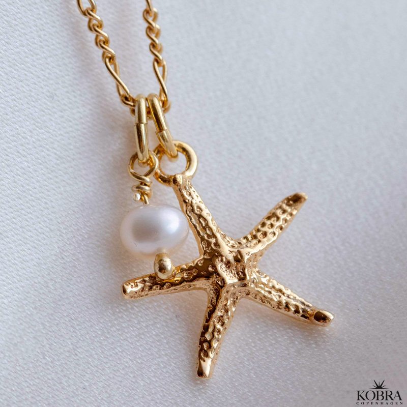 "Sea of Love" guld halskde med sstjerne og perle