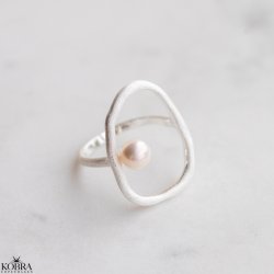 "Selma" stor organisk ring i slv med ferskvandsperle