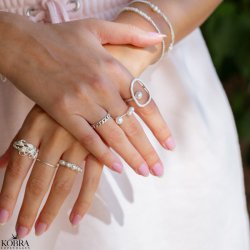 "Selma" stor organisk ring i slv med ferskvandsperle