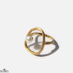 "Selma" large gold ring with freshwater pearl