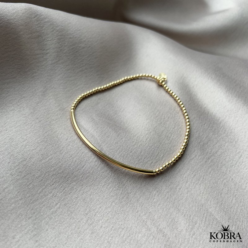 "Carly" Armbnd med tynd plade og sm guldkugler
