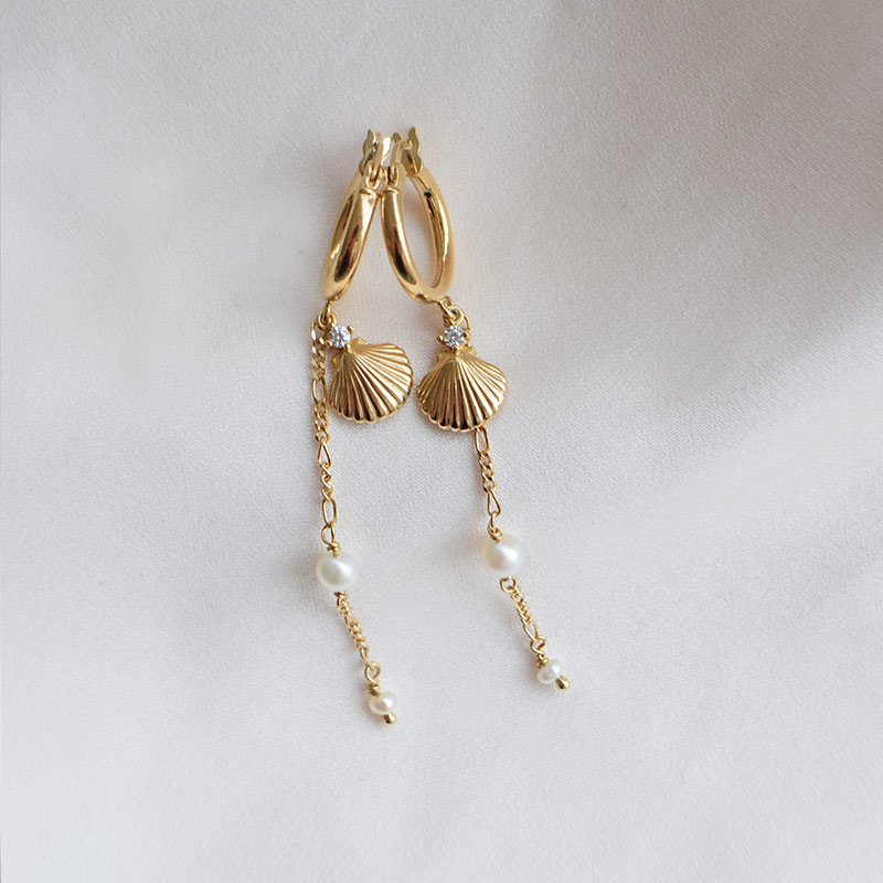 "Shell Pearl Drop" hoops i 18k forgyldt med perler og muslinger