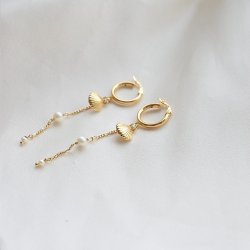 "Shell Pearl Drop" hoops i 18k forgyldt med perler og muslinger