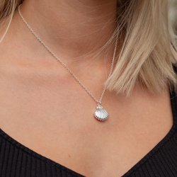 "Shiela" slvmedaljon med form som musling