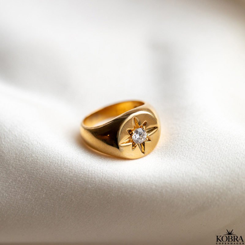 "Rocket" 18 karat forgyldt signet ring med hvid sten
