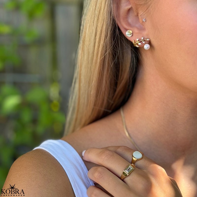 "Miranda" 18 karat forgyldte perlereringe med sten og gte ferskvandsperler